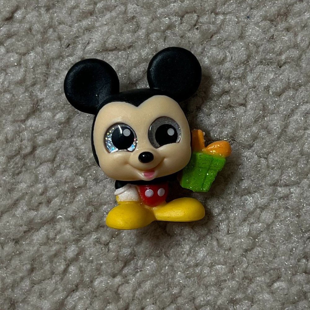 Disney Doorables Series 8: Mickey with Present (BIRTHDAY EXCLUSIVE)